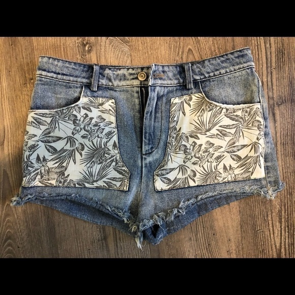Lunik Acid Wash Floral Patch Pocket Denim Jean Frayed Hem Shorts - Picture 5 of 5